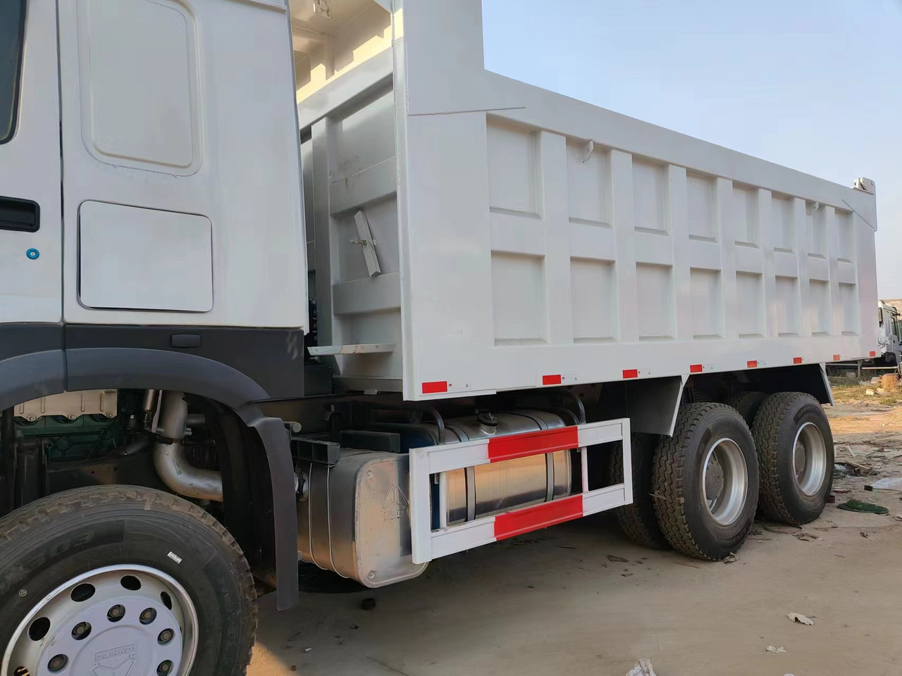 HOWO 375Dump Truck Right-Hand Drive - Самосвал: фото 4 HOWO 375Dump Truck Right-Hand Drive - Самосвал: фото 4