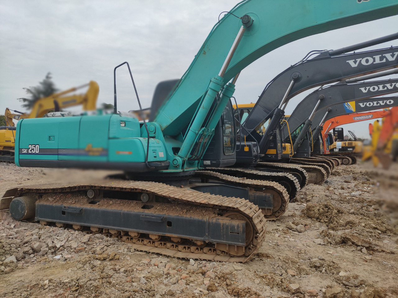KOBELCO SK250 - Гусеничный экскаватор: фото 1 KOBELCO SK250 - Гусеничный экскаватор: фото 1