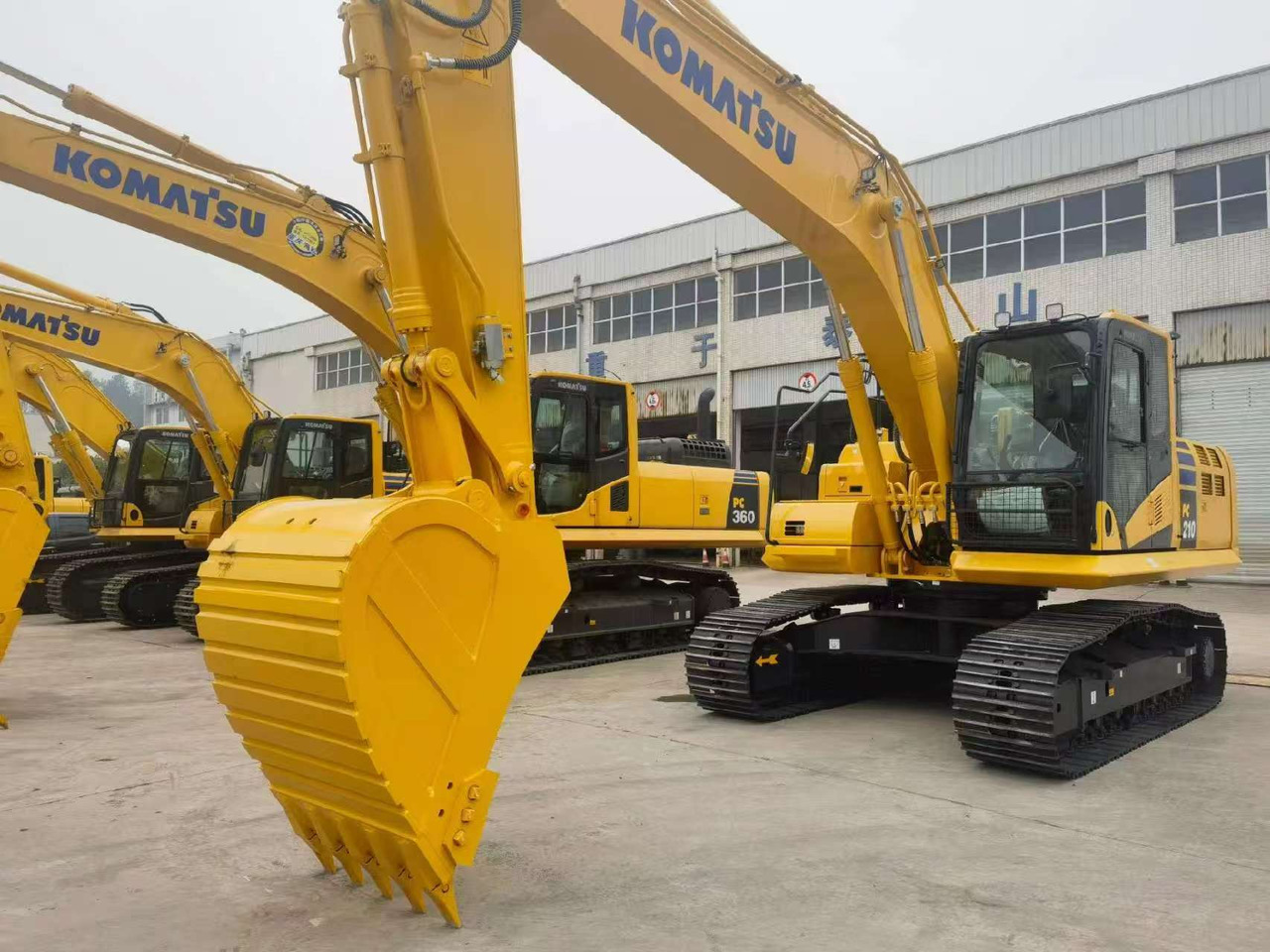 KOMATSU PC210 - Гусеничный экскаватор: фото 1 KOMATSU PC210 - Гусеничный экскаватор: фото 1