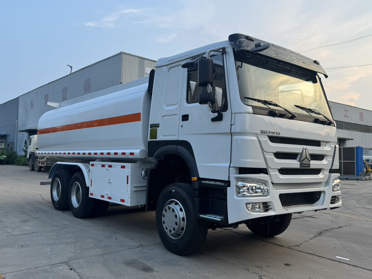 SINOTRUK Howo Fuel Tanker Click Here For DISCOUNT - Грузовик-цистерна: фото 1 SINOTRUK Howo Fuel Tanker Click Here For DISCOUNT - Грузовик-цистерна: фото 1