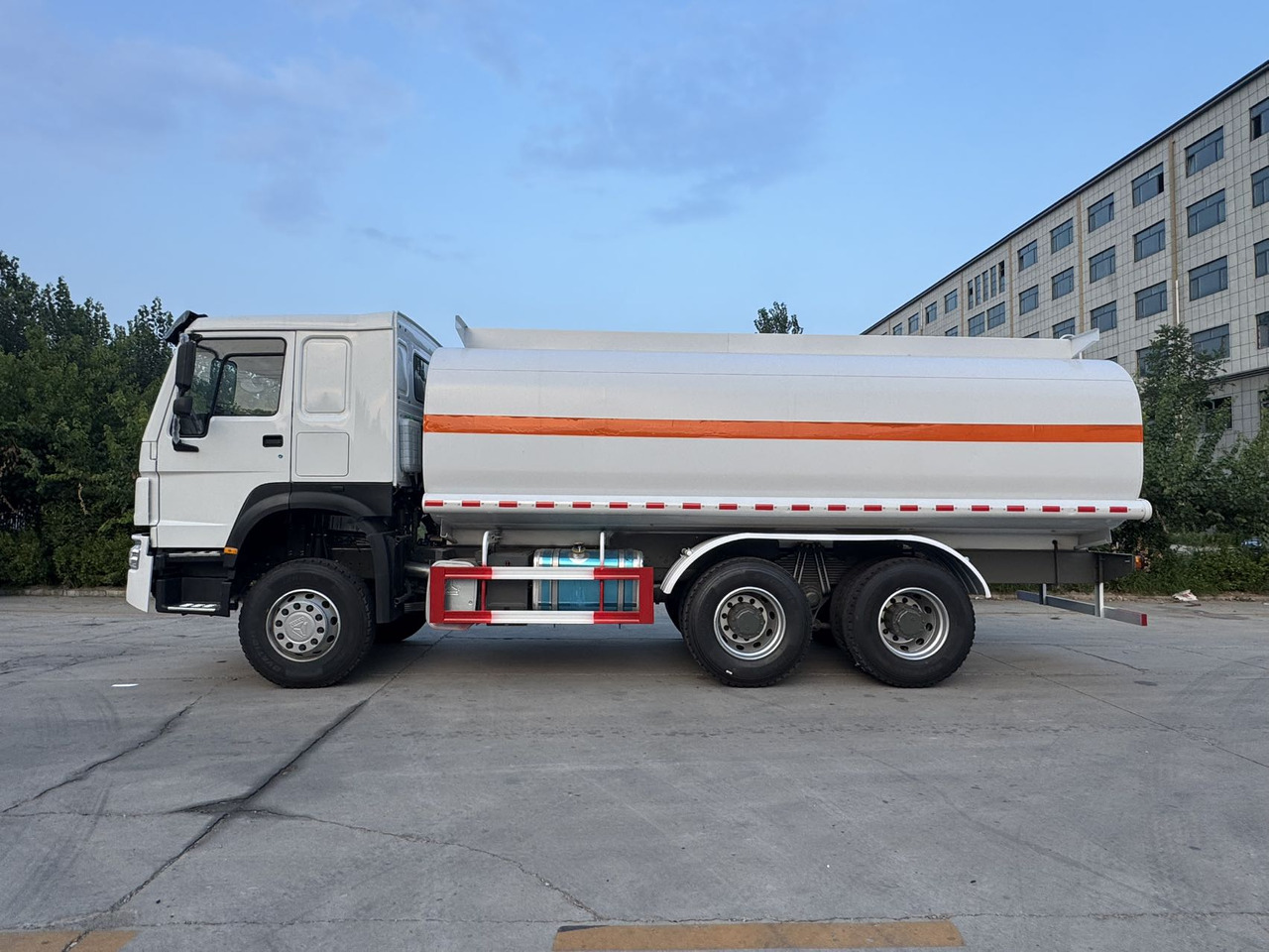 SINOTRUK Howo Fuel Tanker Click Here For DISCOUNT - Грузовик-цистерна: фото 3 SINOTRUK Howo Fuel Tanker Click Here For DISCOUNT - Грузовик-цистерна: фото 3