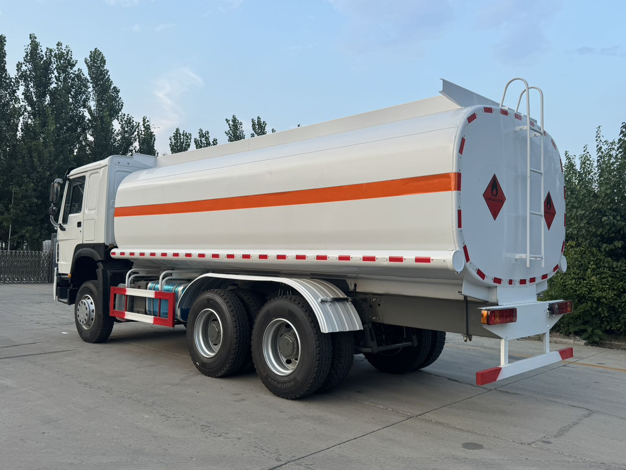 SINOTRUK Howo Fuel Tanker Click Here For DISCOUNT - Грузовик-цистерна: фото 2 SINOTRUK Howo Fuel Tanker Click Here For DISCOUNT - Грузовик-цистерна: фото 2