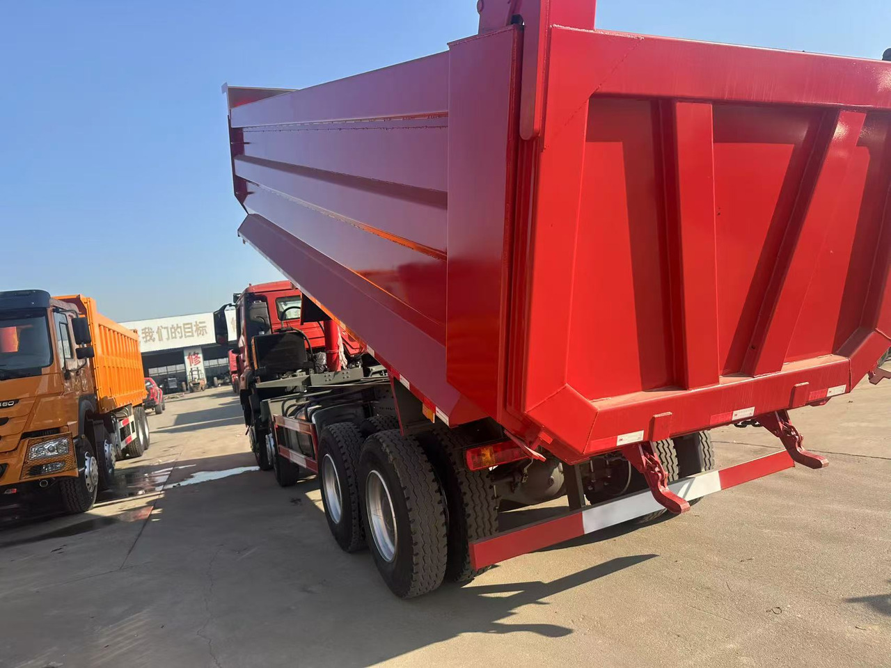 SINOTRUK Nx 8X4 - Самосвал: фото 3 SINOTRUK Nx 8X4 - Самосвал: фото 3