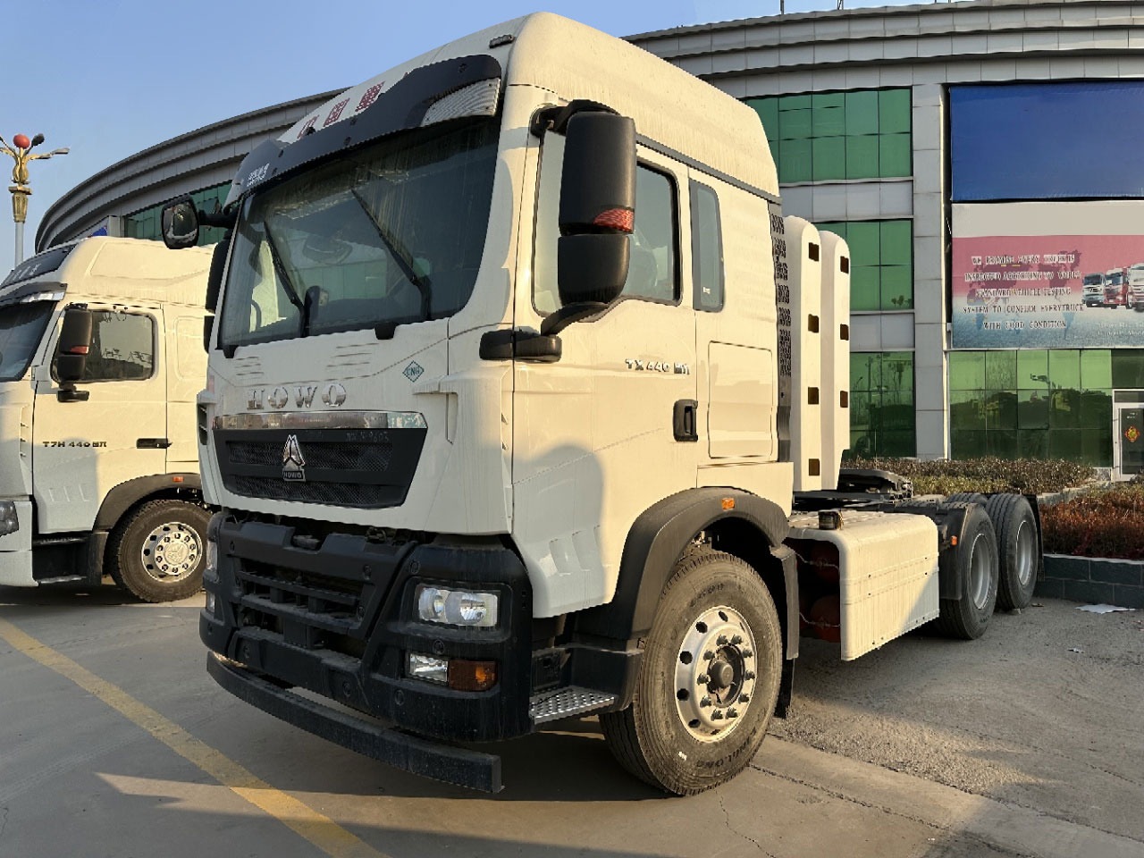 HOWO Truck Unit TX7 440 ClickHere for Discount - Тягач: фото 1 HOWO Truck Unit TX7 440 ClickHere for Discount - Тягач: фото 1