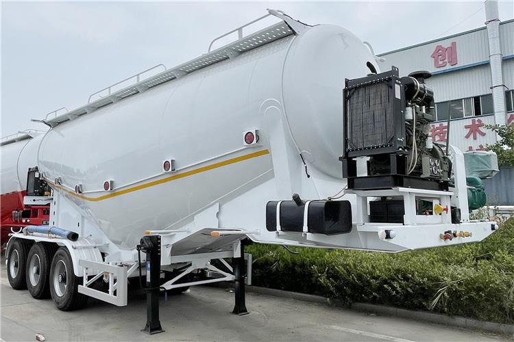 TITAN 3 Axle Dry Bulker Cement Tanker Trailer for Sale In Saudi Arabia - Полуприцеп: фото 1 TITAN 3 Axle Dry Bulker Cement Tanker Trailer for Sale In Saudi Arabia - Полуприцеп: фото 1