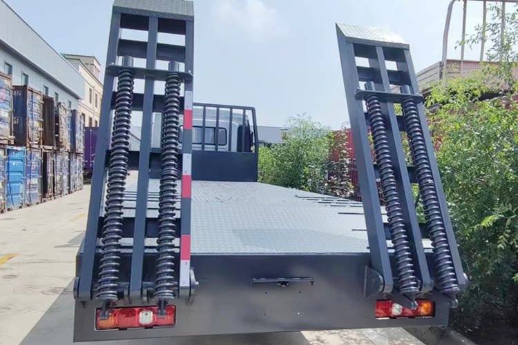 SHACMAN SHACMAN L3000 4x2 Light Cargo Truck with Rear Loading Ramp - Грузовик бортовой/ Платформа: фото 4 SHACMAN SHACMAN L3000 4x2 Light Cargo Truck with Rear Loading Ramp - Грузовик бортовой/ Платформа: фото 4