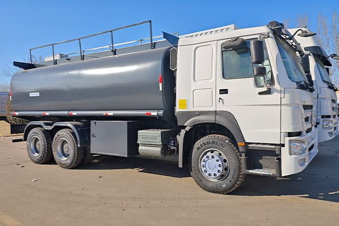 SINOTRUK 2025 New Howo Oil Tanker Trucks for Sale in Congo - Грузовик-цистерна: фото 1 SINOTRUK 2025 New Howo Oil Tanker Trucks for Sale in Congo - Грузовик-цистерна: фото 1