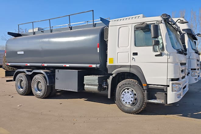 SINOTRUK 2025 New Howo Oil Tanker Trucks for Sale in Congo - Грузовик-цистерна: фото 2 SINOTRUK 2025 New Howo Oil Tanker Trucks for Sale in Congo - Грузовик-цистерна: фото 2