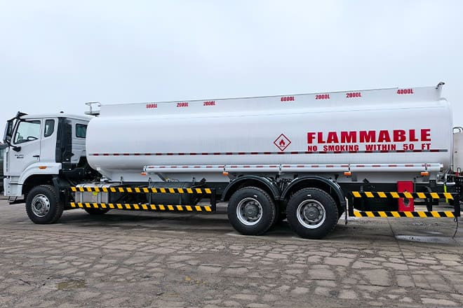 SINOTRUK Howo 380 Petrol Tanker Truck Price for Sale in Sierra Leone - Грузовик-цистерна: фото 2 SINOTRUK Howo 380 Petrol Tanker Truck Price for Sale in Sierra Leone - Грузовик-цистерна: фото 2
