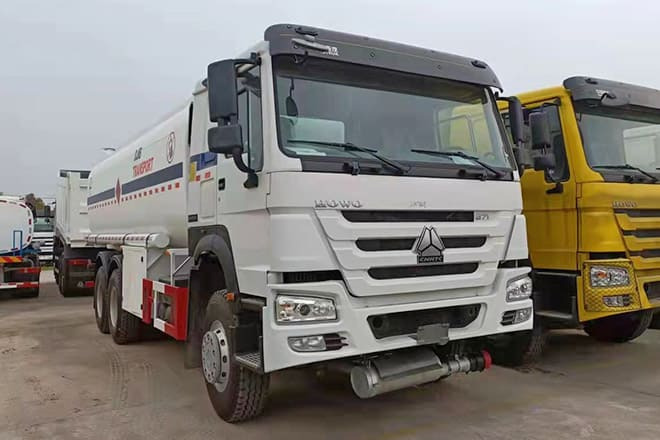 SINOTRUK Howo 6X4 Oil Truck Price for Sale in Djibouti - Грузовик-цистерна: фото 1 SINOTRUK Howo 6X4 Oil Truck Price for Sale in Djibouti - Грузовик-цистерна: фото 1