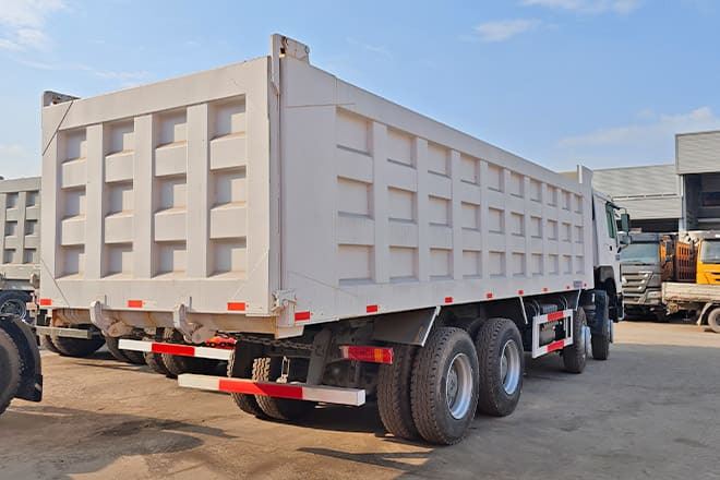 SINOTRUK Sino Howo 8x4 Dump Truck 371 for Sale in Sierra Leone - Самосвал: фото 2 SINOTRUK Sino Howo 8x4 Dump Truck 371 for Sale in Sierra Leone - Самосвал: фото 2