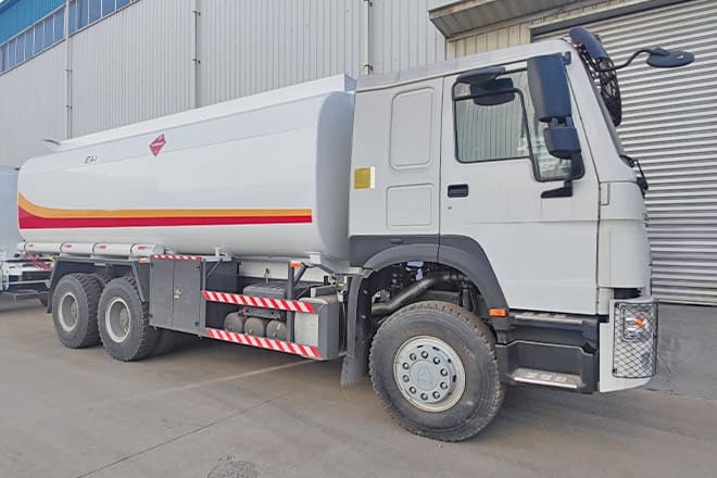 SINOTRUK Sinotruk Howo Fuel Tanker Truck Price for Sale in Ghana - Грузовик-цистерна: фото 1 SINOTRUK Sinotruk Howo Fuel Tanker Truck Price for Sale in Ghana - Грузовик-цистерна: фото 1