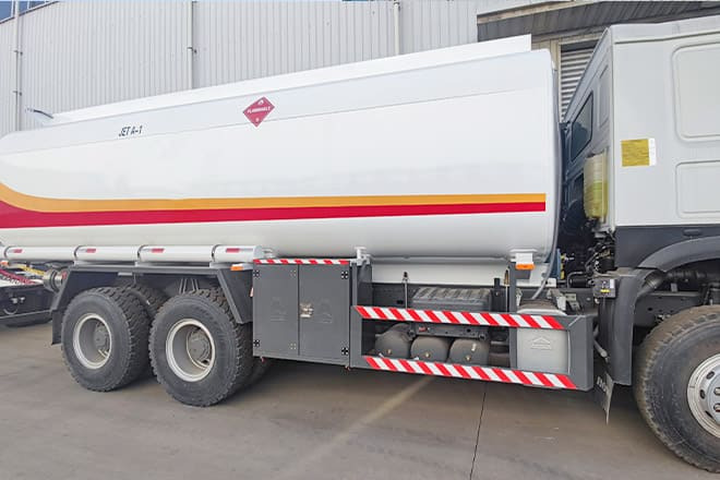 SINOTRUK Sinotruk Howo Fuel Tanker Truck Price for Sale in Ghana - Грузовик-цистерна: фото 2 SINOTRUK Sinotruk Howo Fuel Tanker Truck Price for Sale in Ghana - Грузовик-цистерна: фото 2