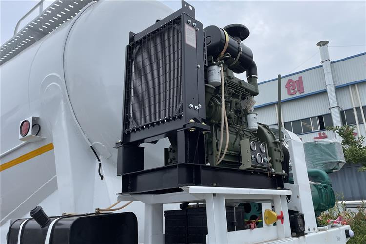 TITAN 3 Axle Dry Bulker Cement Tanker Trailer for Sale In Saudi Arabia - Полуприцеп цистерна для сыпучих грузов: фото 2 TITAN 3 Axle Dry Bulker Cement Tanker Trailer for Sale In Saudi Arabia - Полуприцеп цистерна для сыпучих грузов: фото 2