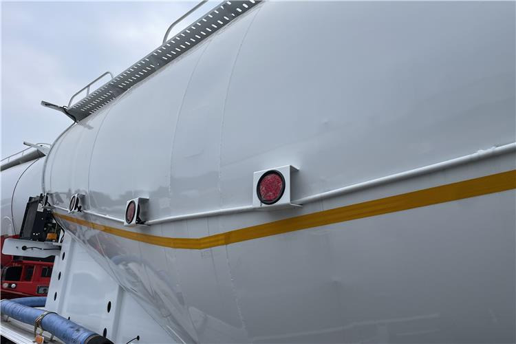 TITAN 3 Axle Dry Bulker Cement Tanker Trailer for Sale In Saudi Arabia - Полуприцеп цистерна для сыпучих грузов: фото 4 TITAN 3 Axle Dry Bulker Cement Tanker Trailer for Sale In Saudi Arabia - Полуприцеп цистерна для сыпучих грузов: фото 4