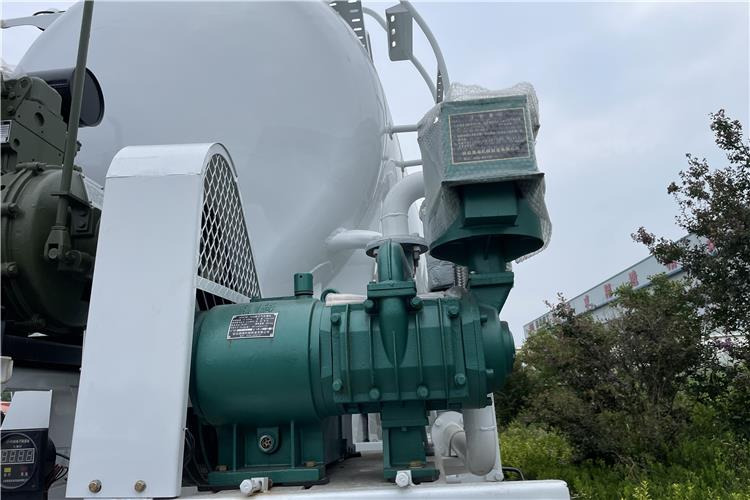 TITAN 3 Axle Dry Bulker Cement Tanker Trailer for Sale In Saudi Arabia - Полуприцеп цистерна для сыпучих грузов: фото 3 TITAN 3 Axle Dry Bulker Cement Tanker Trailer for Sale In Saudi Arabia - Полуприцеп цистерна для сыпучих грузов: фото 3