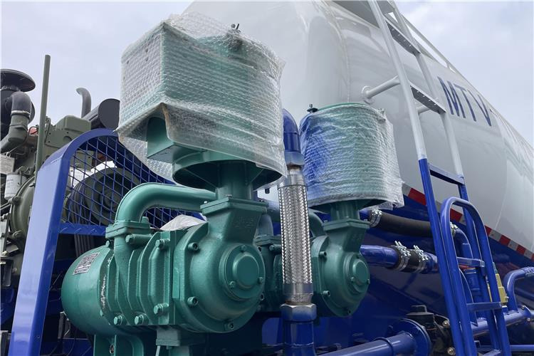 TITAN 4 Axle 60 Ton Bulker Cement Tanker Trailer for Sale In United Arab Emirates - Полуприцеп цистерна для сыпучих грузов: фото 2 TITAN 4 Axle 60 Ton Bulker Cement Tanker Trailer for Sale In United Arab Emirates - Полуприцеп цистерна для сыпучих грузов: фото 2