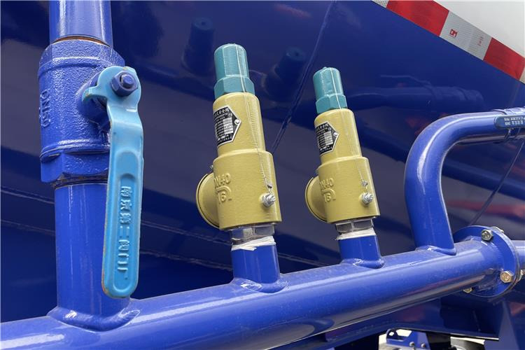 TITAN 4 Axle 60 Ton Bulker Cement Tanker Trailer for Sale In United Arab Emirates - Полуприцеп цистерна для сыпучих грузов: фото 4 TITAN 4 Axle 60 Ton Bulker Cement Tanker Trailer for Sale In United Arab Emirates - Полуприцеп цистерна для сыпучих грузов: фото 4