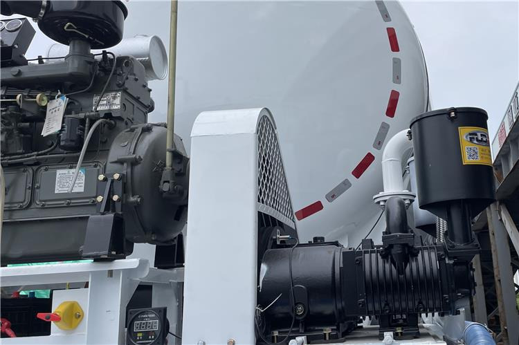 TITAN 4 Axle Bulker Cement Tanker Trailer for Sale In Zambia - Полуприцеп цистерна для сыпучих грузов: фото 3 TITAN 4 Axle Bulker Cement Tanker Trailer for Sale In Zambia - Полуприцеп цистерна для сыпучих грузов: фото 3