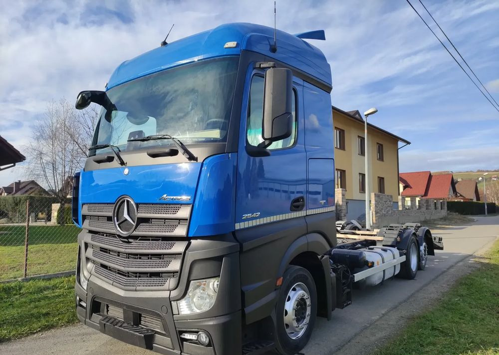 Mercedes-Benz ACTROS 2642 low deck ramo do zabudowy - Грузовик-шасси: фото 1 Mercedes-Benz ACTROS 2642 low deck ramo do zabudowy - Грузовик-шасси: фото 1