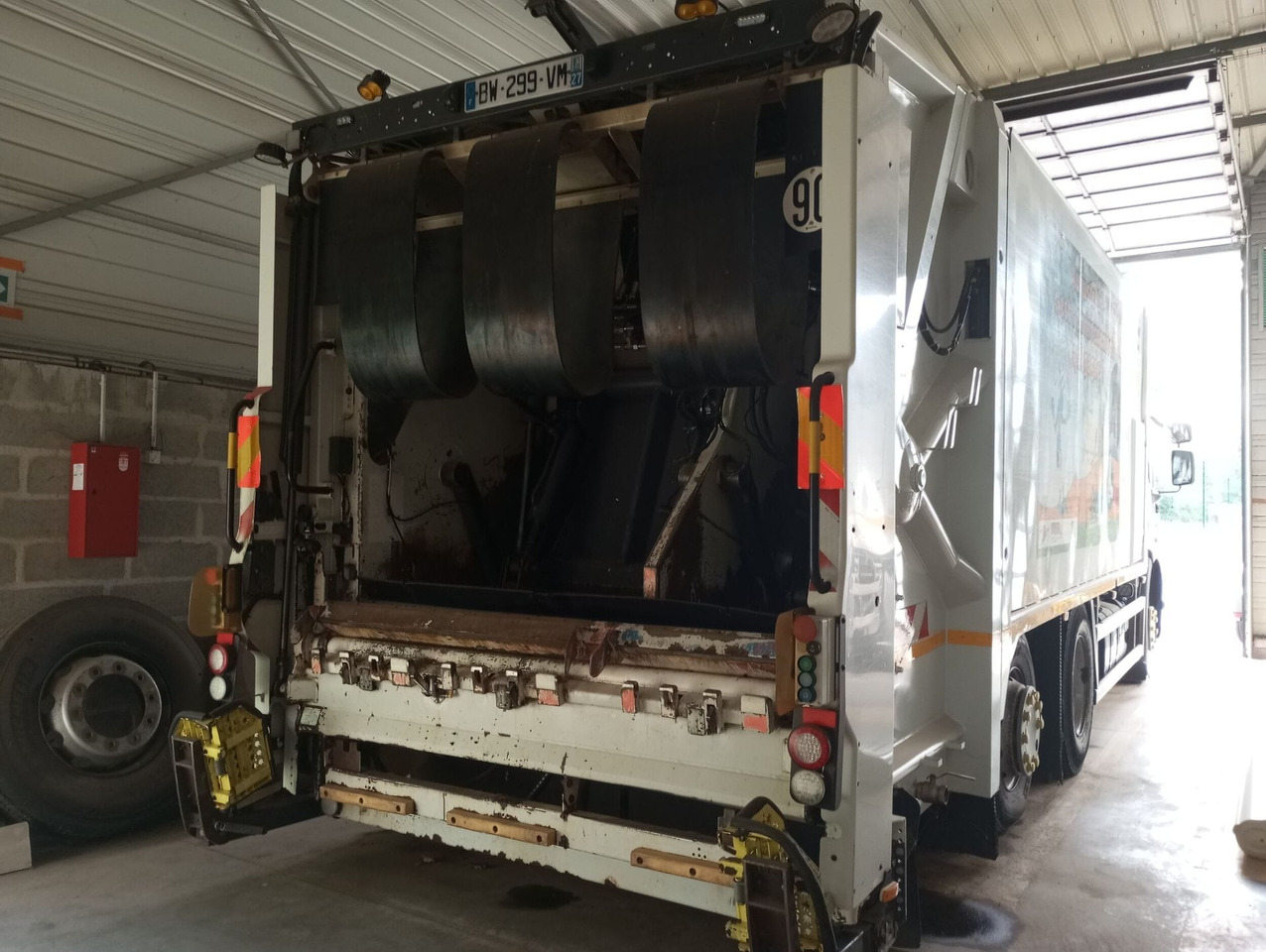 BOM de marque Renault 310 DXI - benne SEMAT bi compartiment - boite de vitesse récente de 5000 km - 2 pneus neufs - dernier passage aux mines en septembre 2023 - arrêt de circulation octobre 2023 - ba - Мусоровоз: фото 3 BOM de marque Renault 310 DXI - benne SEMAT bi compartiment - boite de vitesse récente de 5000 km - 2 pneus neufs - dernier passage aux mines en septembre 2023 - arrêt de circulation octobre 2023 - ba - Мусоровоз: фото 3