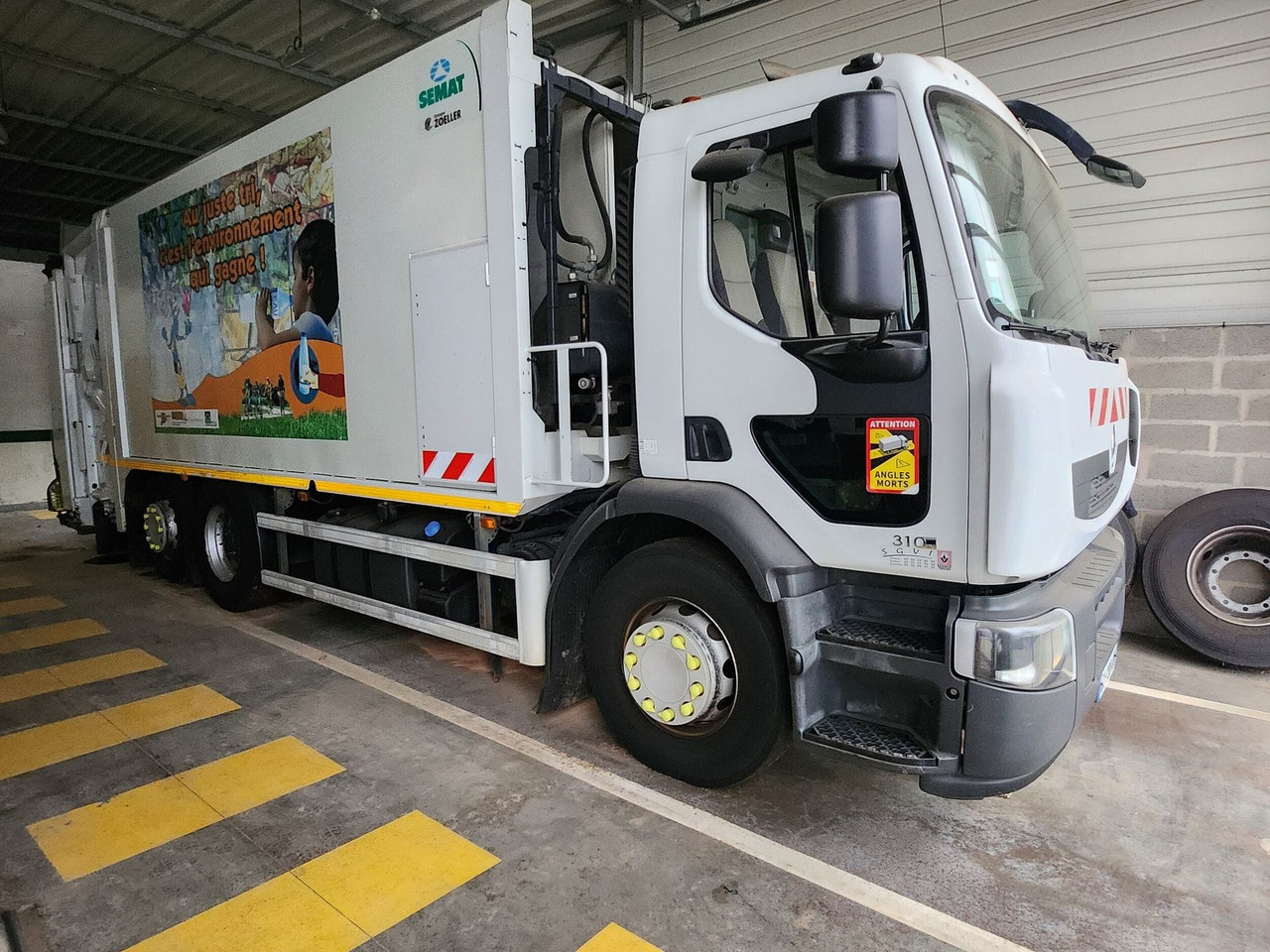 BOM de marque Renault 310 DXI - benne SEMAT bi compartiment - boite de vitesse récente de 5000 km - 2 pneus neufs - dernier passage aux mines en septembre 2023 - arrêt de circulation octobre 2023 - ba - Мусоровоз: фото 4 BOM de marque Renault 310 DXI - benne SEMAT bi compartiment - boite de vitesse récente de 5000 km - 2 pneus neufs - dernier passage aux mines en septembre 2023 - arrêt de circulation octobre 2023 - ba - Мусоровоз: фото 4