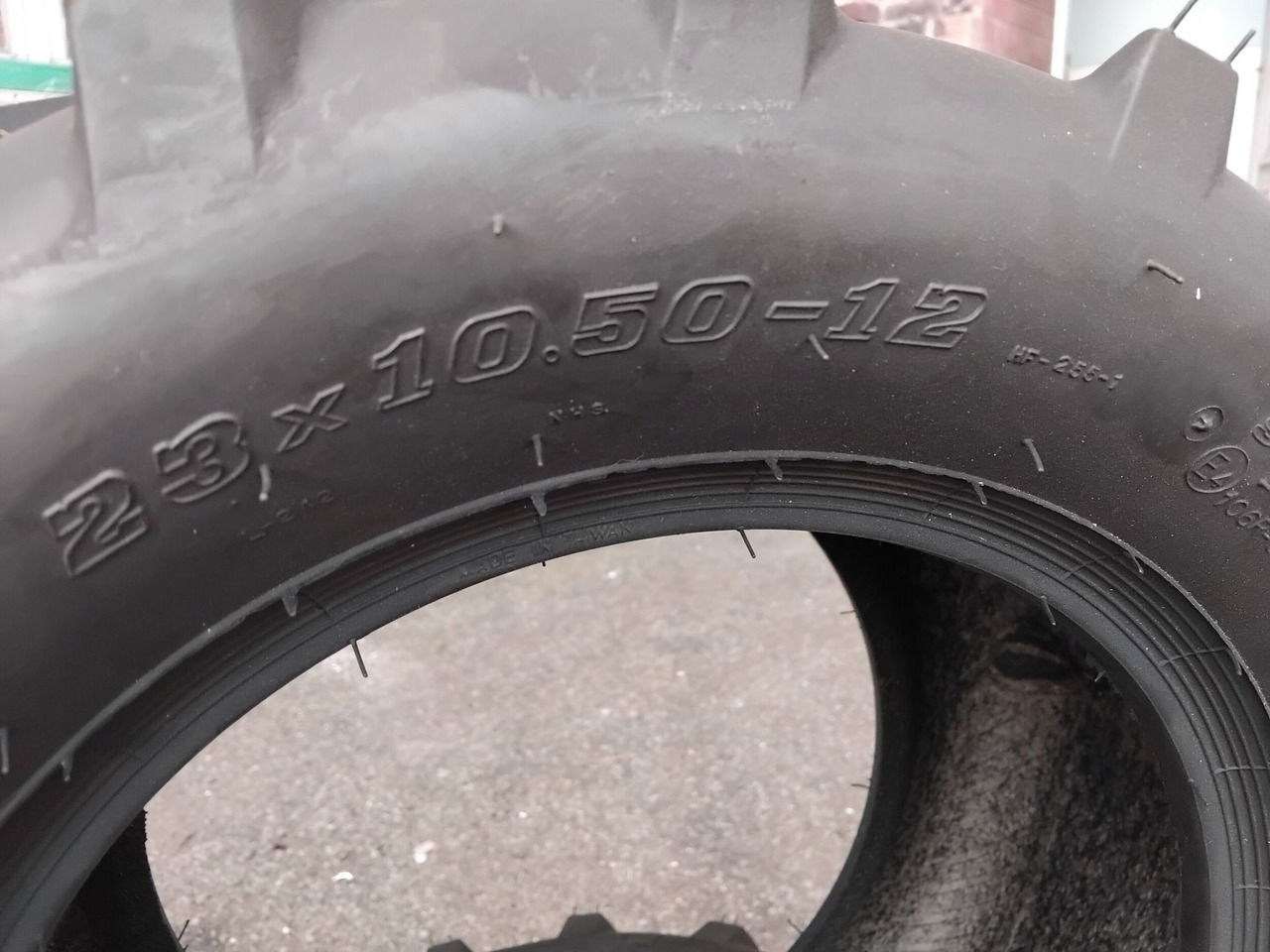 Lot de 2 pneus crantés 23x10 50-12 - Шина: фото 2 Lot de 2 pneus crantés 23x10 50-12 - Шина: фото 2