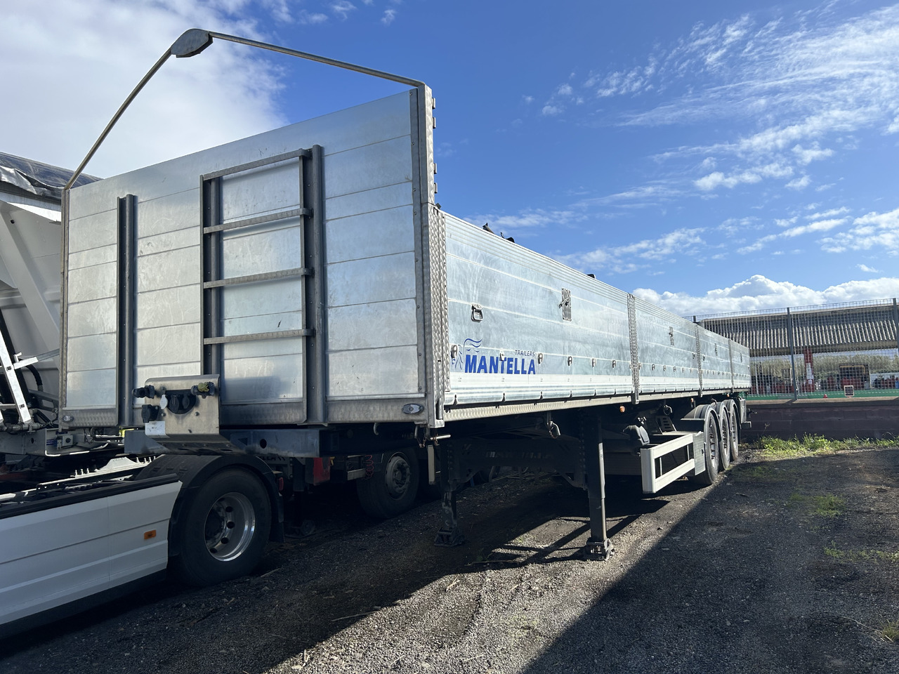 Mantella Trailers Srl SR Ribalt Bilaterale in acciaio  sponde in alluminio - Самосвальный полуприцеп: фото 1 Mantella Trailers Srl SR Ribalt Bilaterale in acciaio  sponde in alluminio - Самосвальный полуприцеп: фото 1