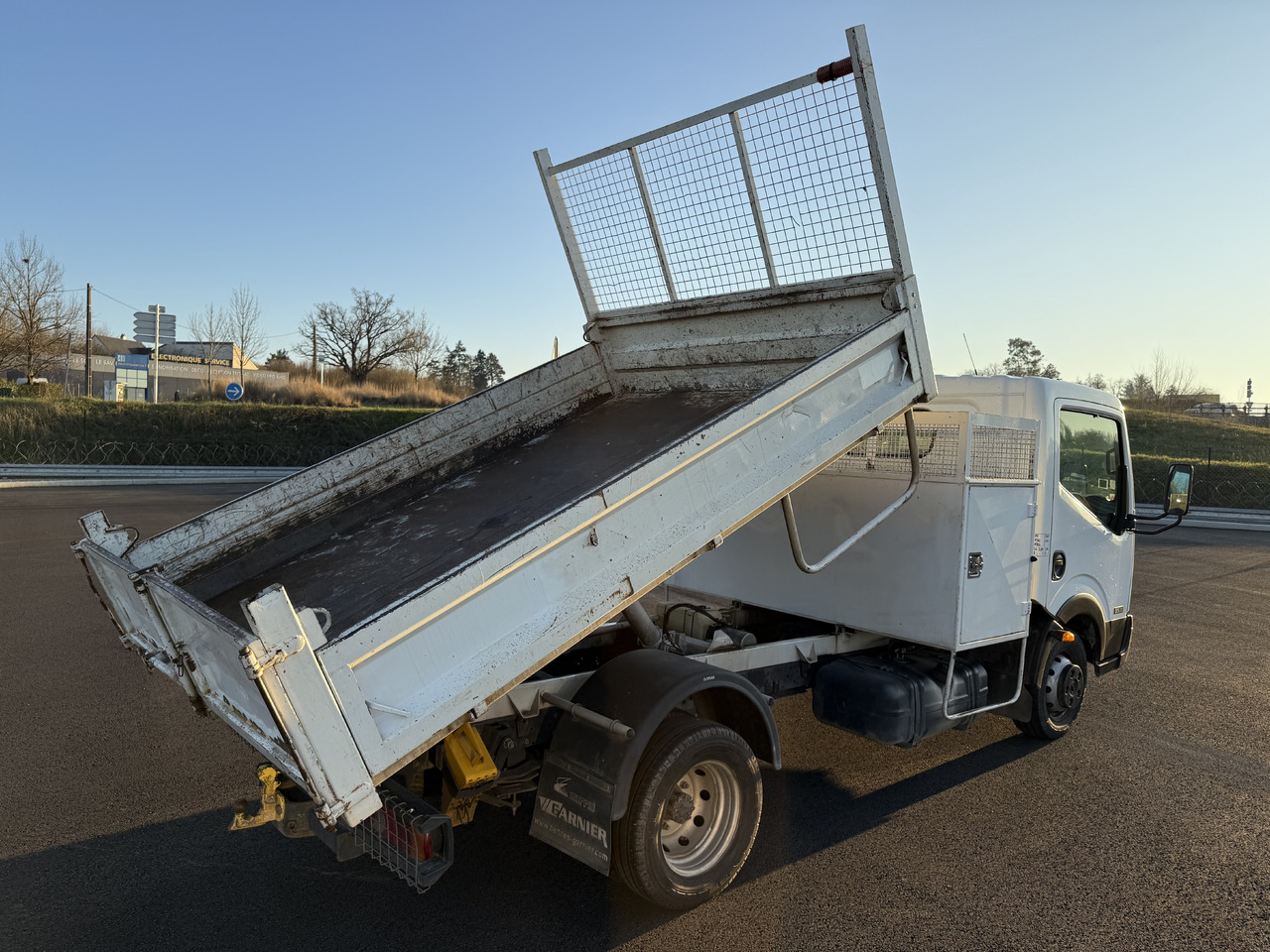 NISSAN CABSTAR 35.11 - Малотоннажный самосвал: фото 3 NISSAN CABSTAR 35.11 - Малотоннажный самосвал: фото 3