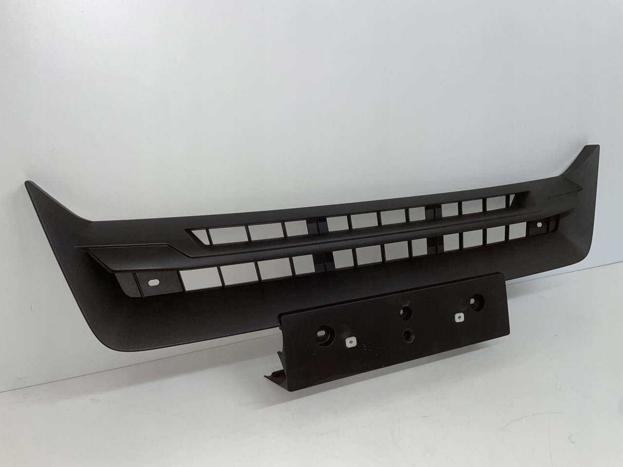 ŚRODKOWY GRILL CHROM ZDERZAKA MAN TGS TG3 TGS 3 ATRAPA 81416146086 - Боковая подножка: фото 2 ŚRODKOWY GRILL CHROM ZDERZAKA MAN TGS TG3 TGS 3 ATRAPA 81416146086 - Боковая подножка: фото 2