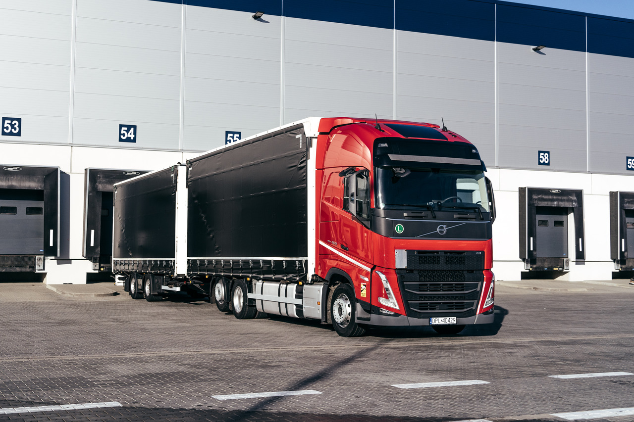 Volvo FH - Тентованный грузовик: фото 1 Volvo FH - Тентованный грузовик: фото 1