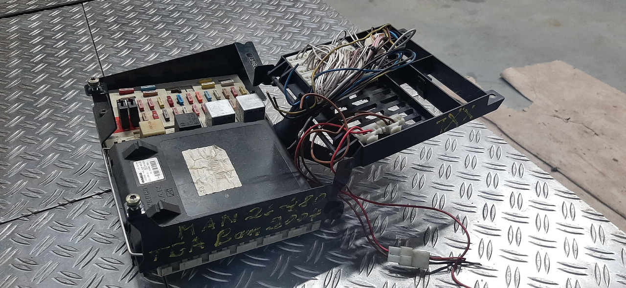 Gebrauchte MAN TGA 26.480 XXL, Steuergerät, Zentraler Bordrechner, Artikel - Nr. : 81.25806 - 7051 - Блок управления для Грузовиков: фото 4 Gebrauchte MAN TGA 26.480 XXL, Steuergerät, Zentraler Bordrechner, Artikel - Nr. : 81.25806 - 7051 - Блок управления для Грузовиков: фото 4