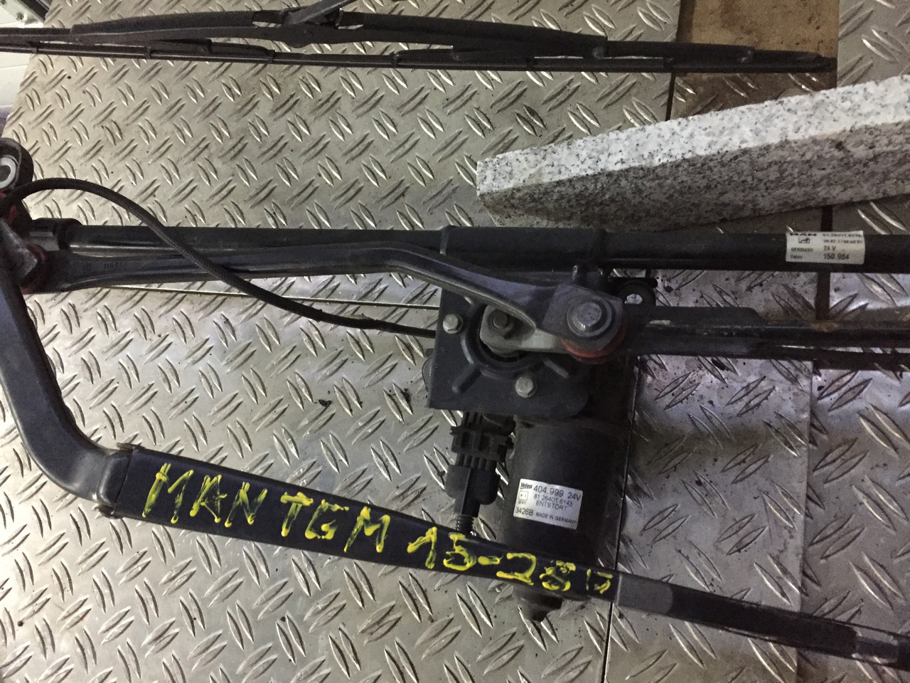 Gebrauchter Scheibenwischer MAN TGM 15.280 mit Wischmotor Artikel - Nr.: 81.26411-6118 - Щетка стеклоочистителя для Грузовиков: фото 1 Gebrauchter Scheibenwischer MAN TGM 15.280 mit Wischmotor Artikel - Nr.: 81.26411-6118 - Щетка стеклоочистителя для Грузовиков: фото 1