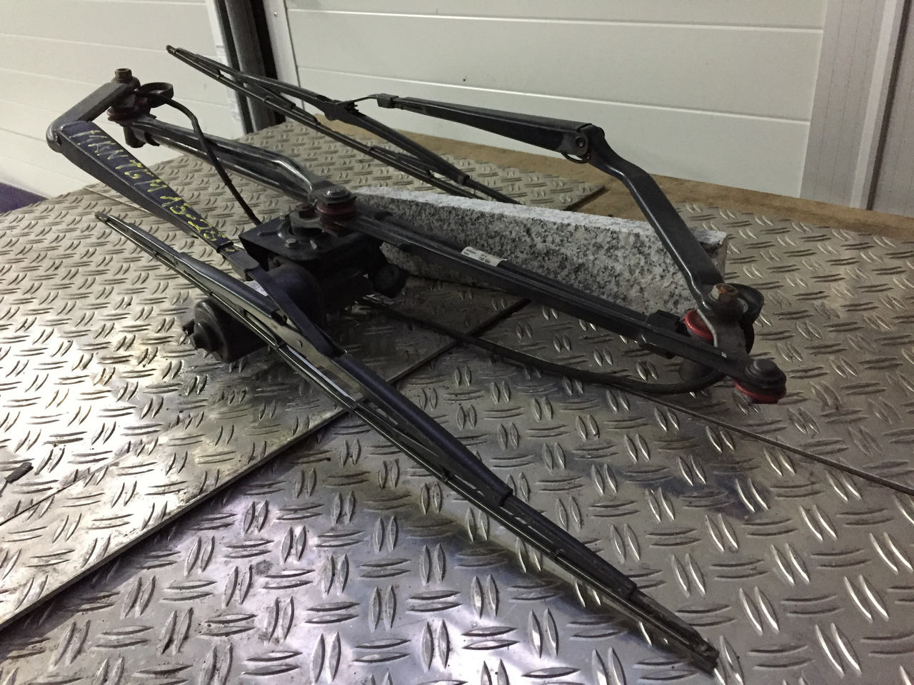 Gebrauchter Scheibenwischer MAN TGM 15.280 mit Wischmotor Artikel - Nr.: 81.26411-6118 - Щетка стеклоочистителя для Грузовиков: фото 2 Gebrauchter Scheibenwischer MAN TGM 15.280 mit Wischmotor Artikel - Nr.: 81.26411-6118 - Щетка стеклоочистителя для Грузовиков: фото 2