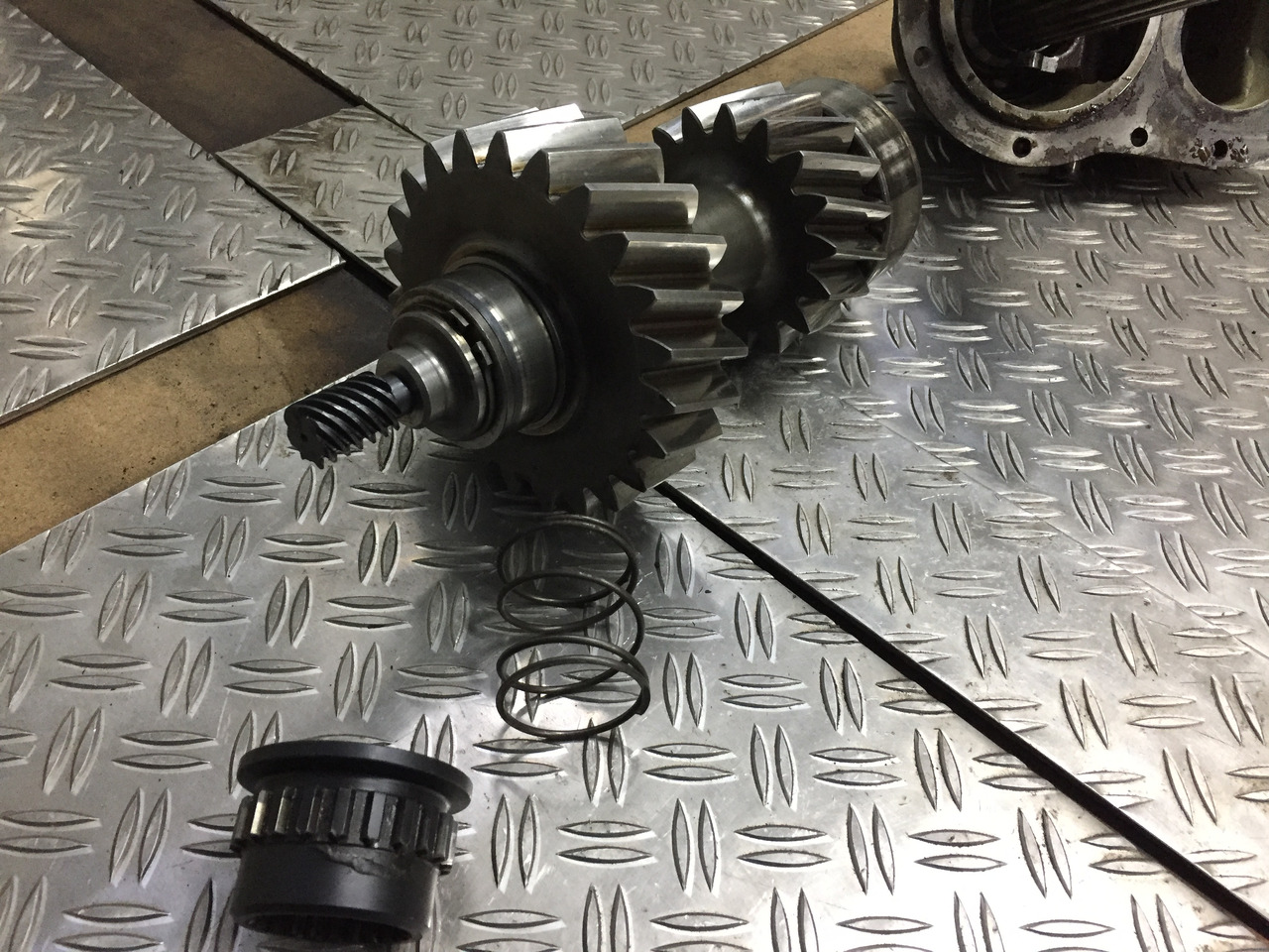 Gebrauchtes MAN Verteilergetriebe / Einzelteile Typ : G 450, Artikel - Nr. : 81.37001 - 7279 - Коробка передач для Грузовиков: фото 2 Gebrauchtes MAN Verteilergetriebe / Einzelteile Typ : G 450, Artikel - Nr. : 81.37001 - 7279 - Коробка передач для Грузовиков: фото 2