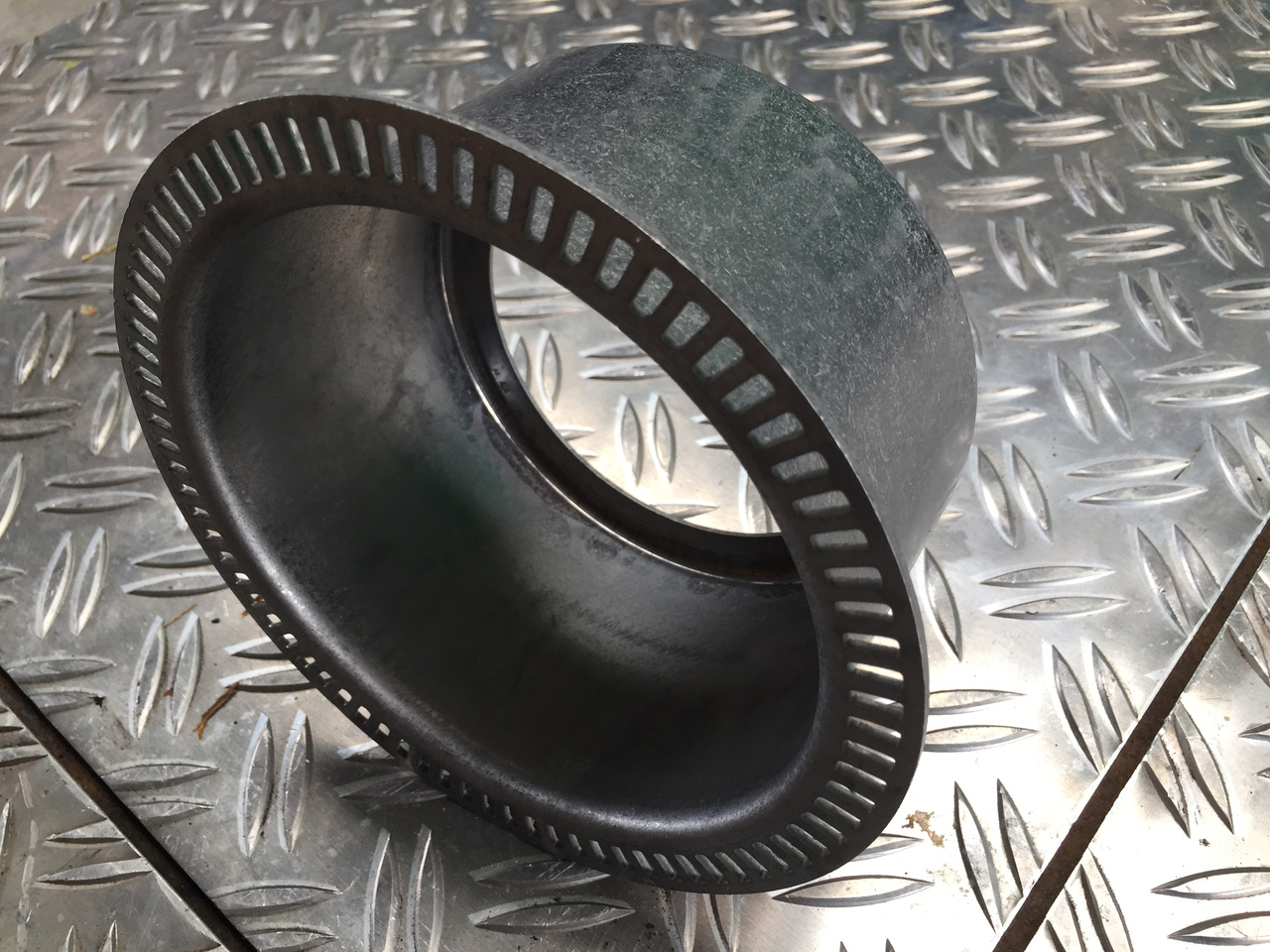 Neuwertige MAN L 2000 Impulsrad Hinterachse Nabe ABS , Artikel - Nr. : 81.52403 - 0028 - Задняя ось для Грузовиков: фото 1 Neuwertige MAN L 2000 Impulsrad Hinterachse Nabe ABS , Artikel - Nr. : 81.52403 - 0028 - Задняя ось для Грузовиков: фото 1