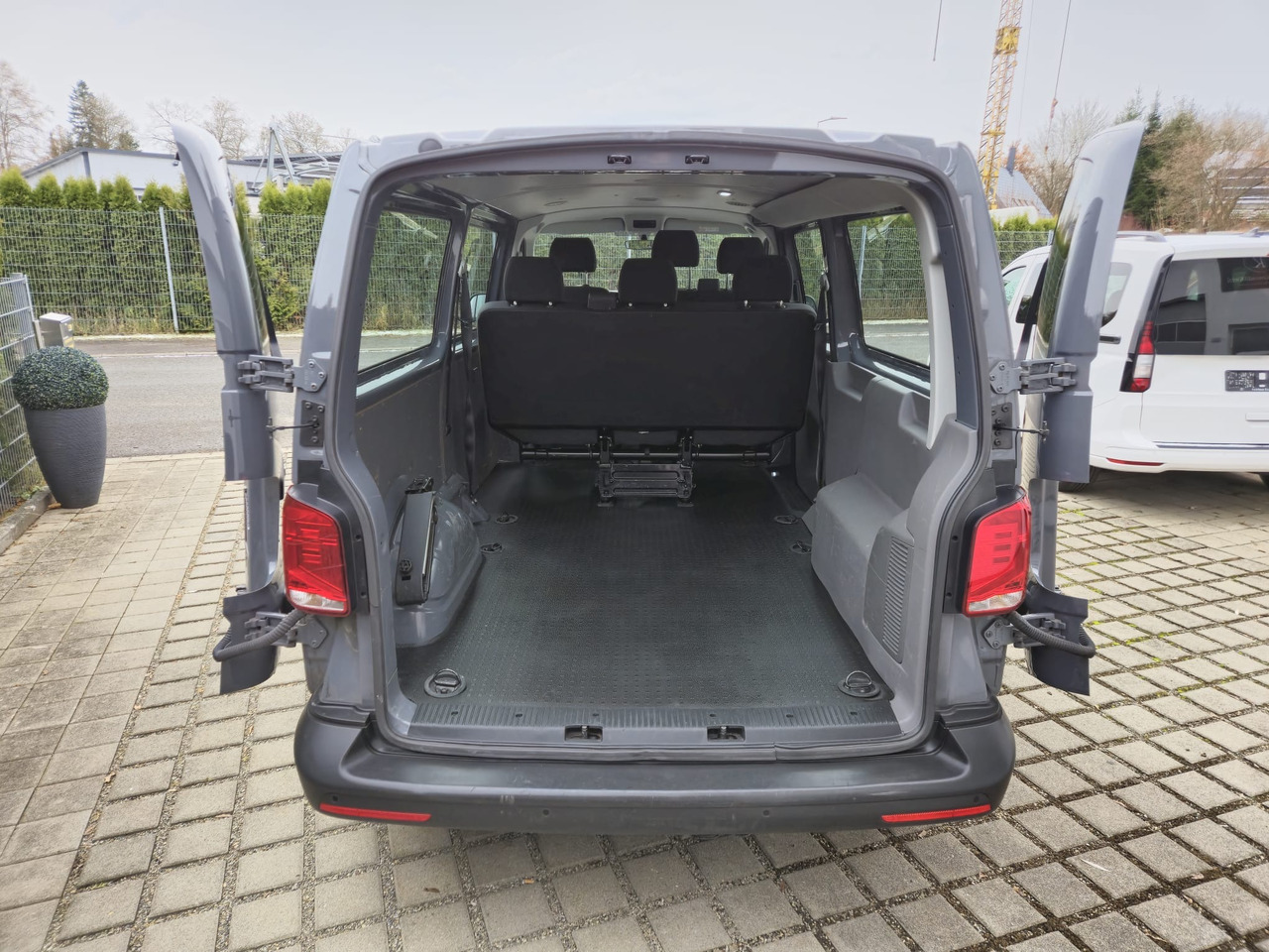 Пассажирский фургон VOLKSWAGEN T6.1 Transporter Kombi LR/Navi/AppCon./6-Sitzer: фото 8 Пассажирский фургон VOLKSWAGEN T6.1 Transporter Kombi LR/Navi/AppCon./6-Sitzer: фото 8