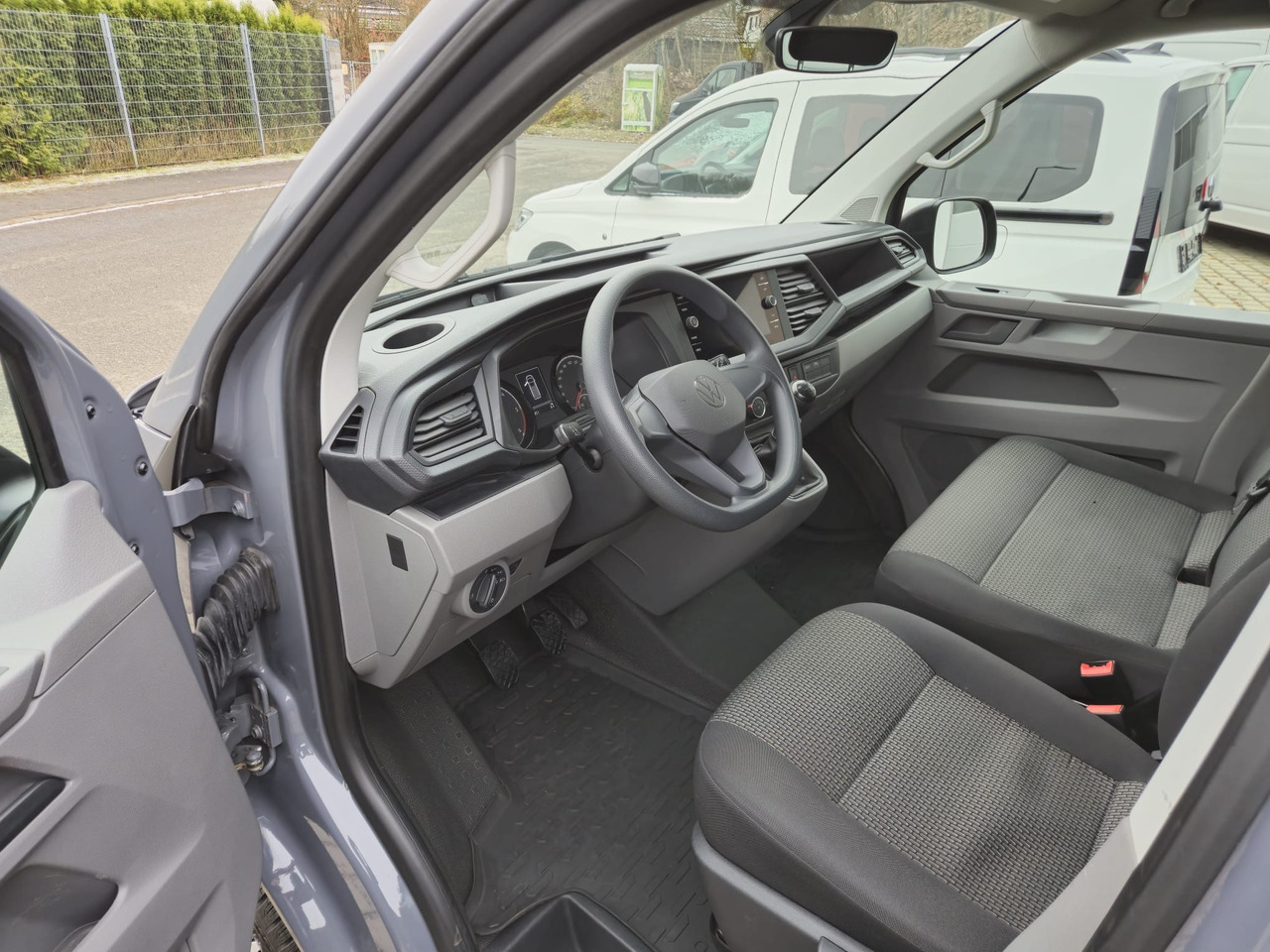 Пассажирский фургон VOLKSWAGEN T6.1 Transporter Kombi LR/Navi/AppCon./6-Sitzer: фото 12 Пассажирский фургон VOLKSWAGEN T6.1 Transporter Kombi LR/Navi/AppCon./6-Sitzer: фото 12