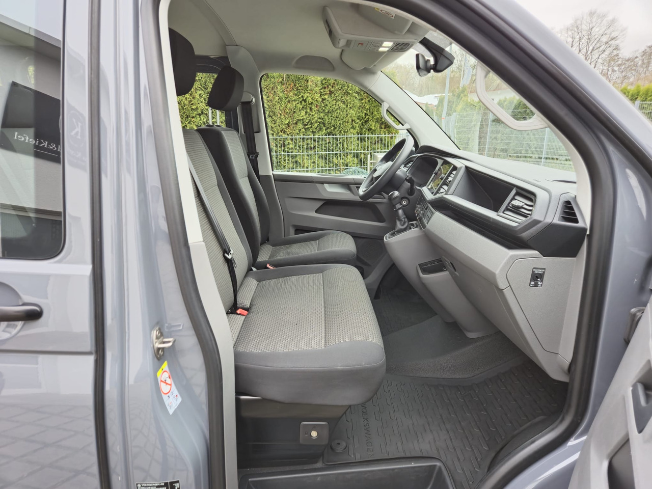 Пассажирский фургон VOLKSWAGEN T6.1 Transporter Kombi LR/Navi/AppCon./6-Sitzer: фото 17 Пассажирский фургон VOLKSWAGEN T6.1 Transporter Kombi LR/Navi/AppCon./6-Sitzer: фото 17