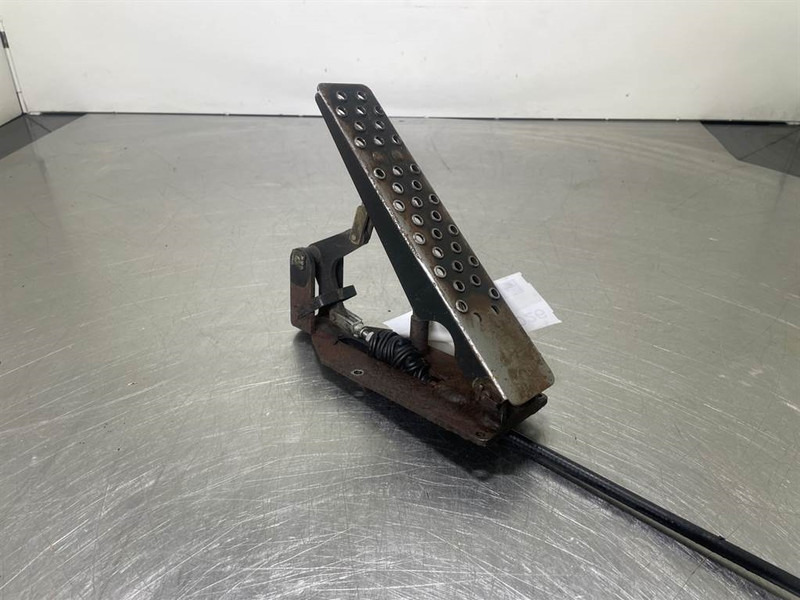 Ahlmann AZ6-4104384A-Gas pedal - Кабина и интерьер для Строительной техники: фото 1 Ahlmann AZ6-4104384A-Gas pedal - Кабина и интерьер для Строительной техники: фото 1