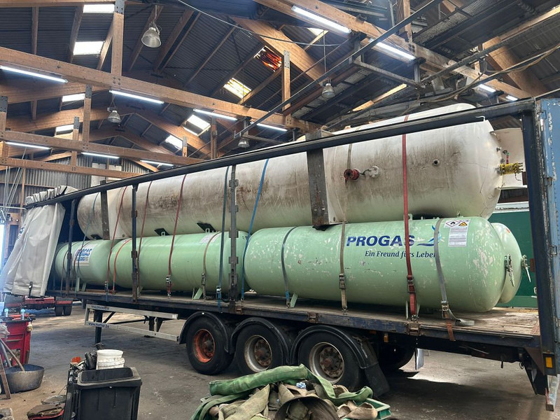 FULL TRAILER LOADED WITH LPG TANKS - Тентованный полуприцеп: фото 1 FULL TRAILER LOADED WITH LPG TANKS - Тентованный полуприцеп: фото 1