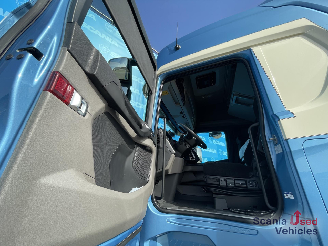 SCANIA R 410 A4x2NA RETARDER LED LNG SMART 2 P-AIRCO - Тягач: фото 4 SCANIA R 410 A4x2NA RETARDER LED LNG SMART 2 P-AIRCO - Тягач: фото 4