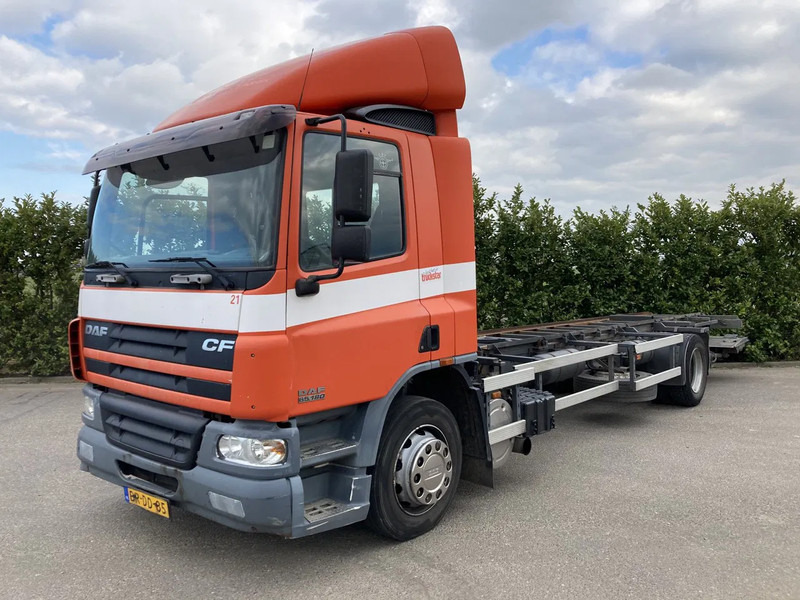 DAF CF65.180 Euro3 Manual / Laadklep - Грузовик-шасси: фото 2 DAF CF65.180 Euro3 Manual / Laadklep - Грузовик-шасси: фото 2