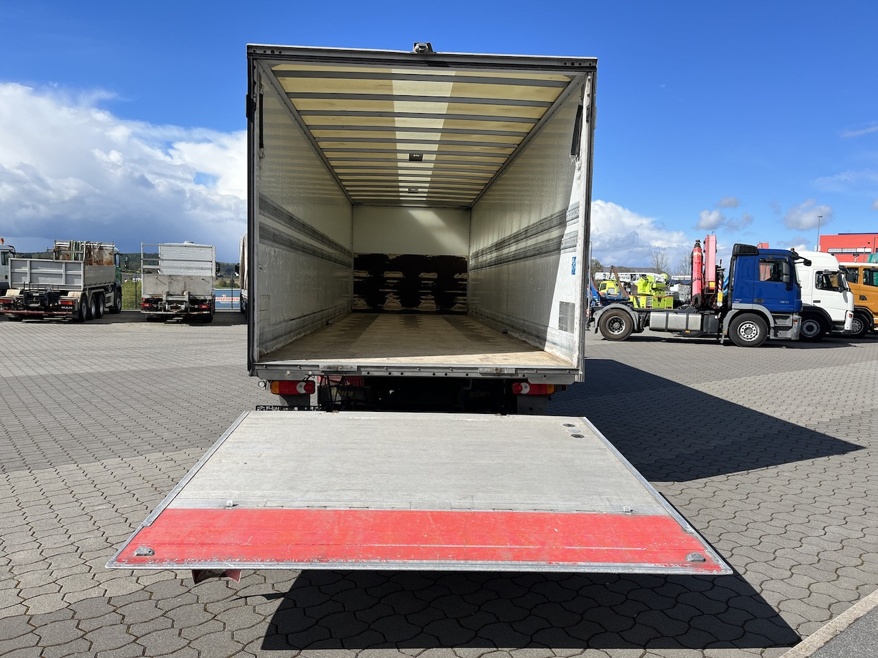 Iveco 120E25 Eurocargo 4x2 Koffer | Ladebordwand - Грузовик с закрытым кузовом: фото 2 Iveco 120E25 Eurocargo 4x2 Koffer | Ladebordwand - Грузовик с закрытым кузовом: фото 2