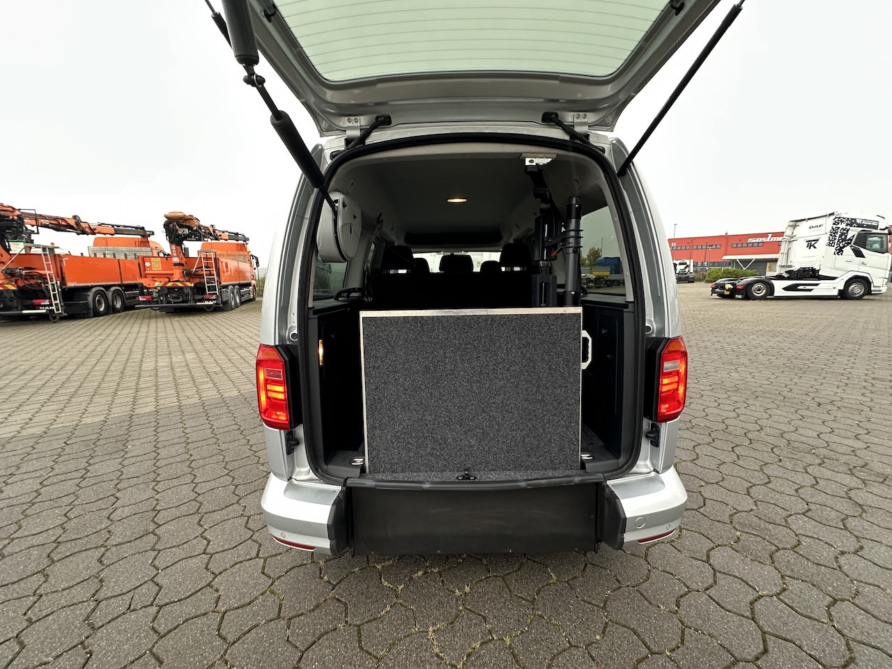 Грузопассажирский фургон VW Caddy Maxi Paravan Umbau Rollstuhl Heckeinstieg: фото 9