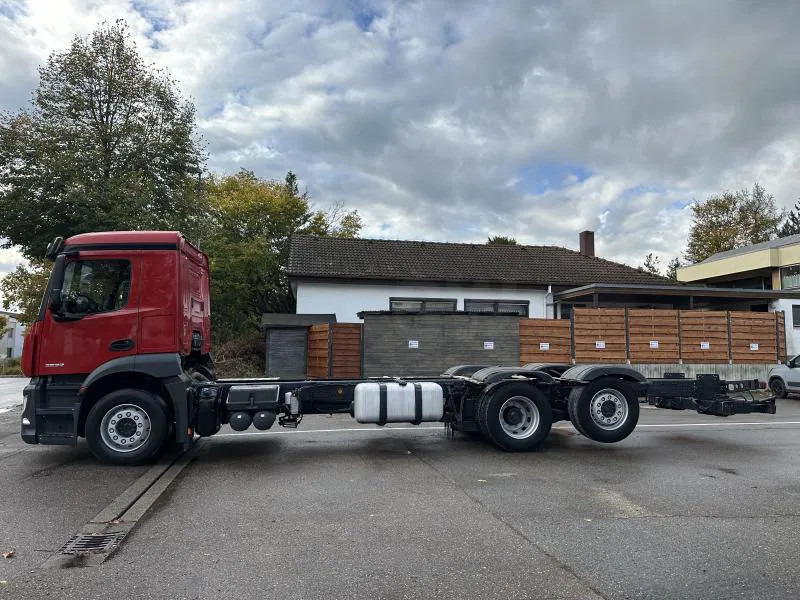 Mercedes-Benz 2532 LL 6x2 LANGES Fahrgestell Intarder Lenkachse - Грузовик-шасси: фото 2 Mercedes-Benz 2532 LL 6x2 LANGES Fahrgestell Intarder Lenkachse - Грузовик-шасси: фото 2