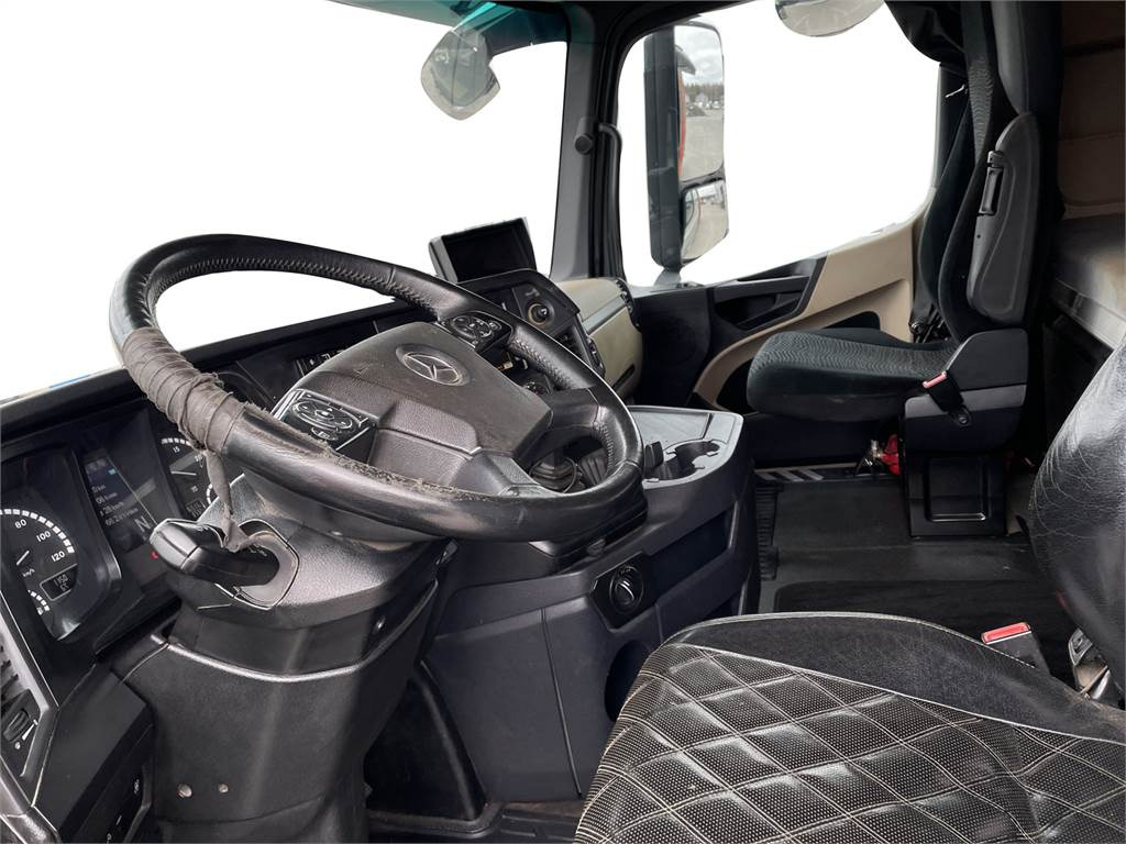 Фото интерьера 1: Лесовоз Mercedes-Benz AROCS 3663 L RIIKO- puuvarustus