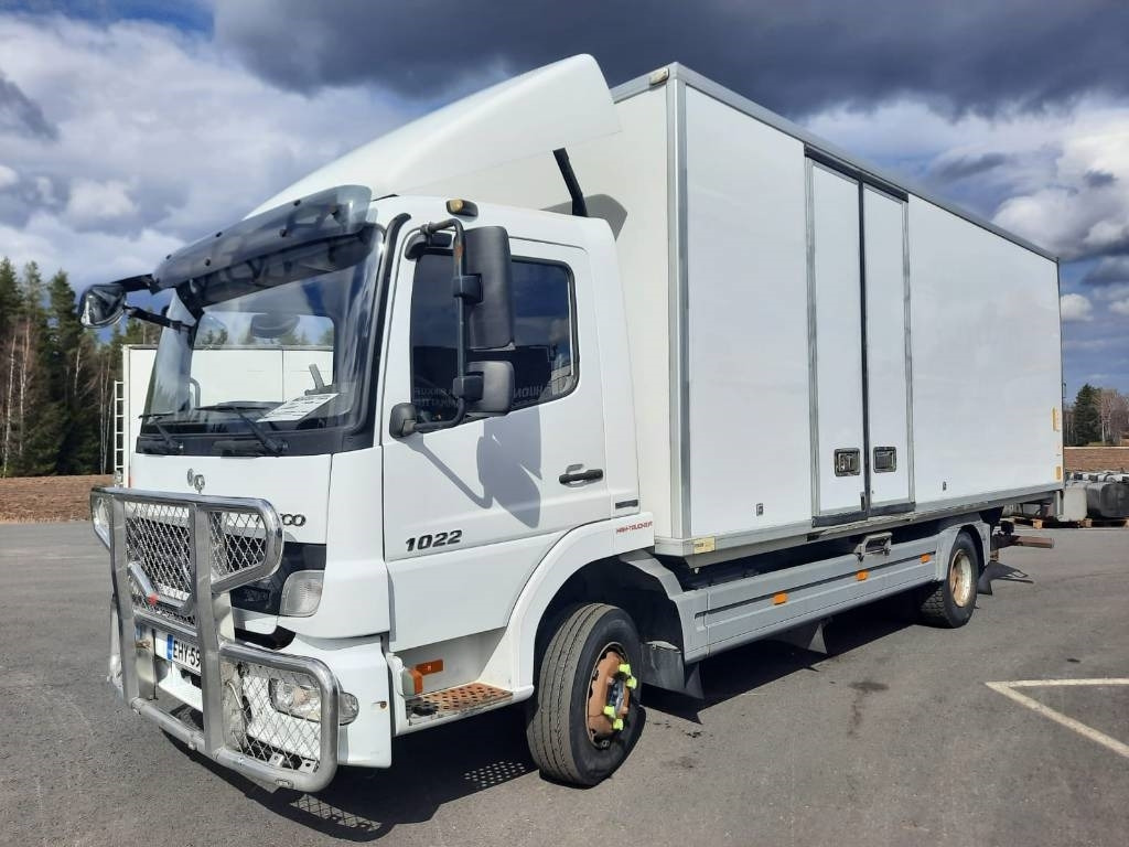 Mercedes-Benz Atego 1022 - Грузовик с закрытым кузовом: фото 1 Mercedes-Benz Atego 1022 - Грузовик с закрытым кузовом: фото 1