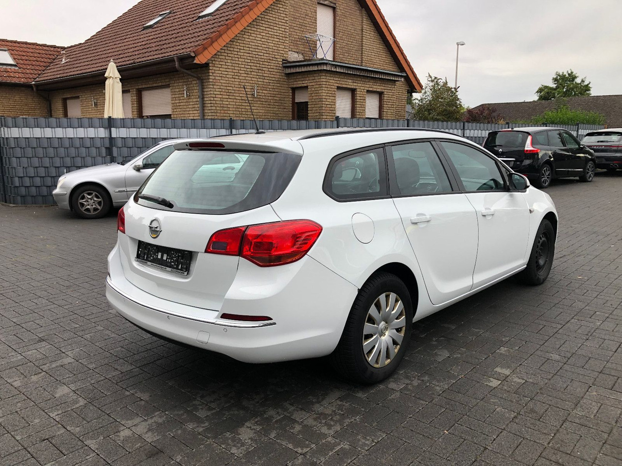 Opel Astra J 1.6 CDTi Sports Tourer Edition - Универсал: фото 2 Opel Astra J 1.6 CDTi Sports Tourer Edition - Универсал: фото 2