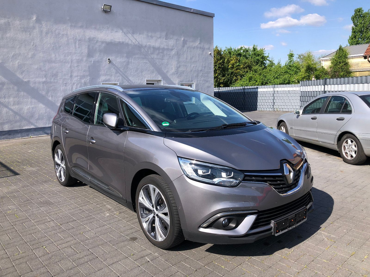 Седан Renault Scenic IV Grand Intens: фото 1